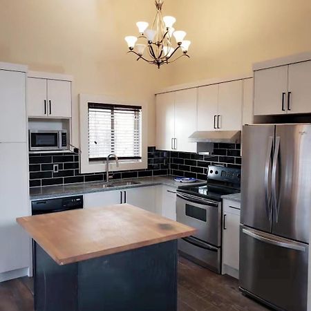 Calgary-Banff House Close Lrt&Dt&Free Parking Apartment Exterior photo